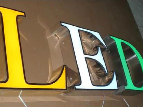 巫山介绍LED招牌的基础知识。